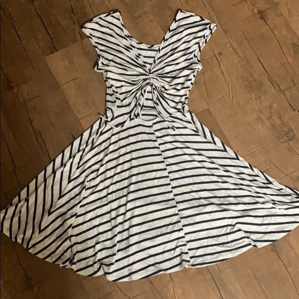 Summer dress w/ peek-a-boo back